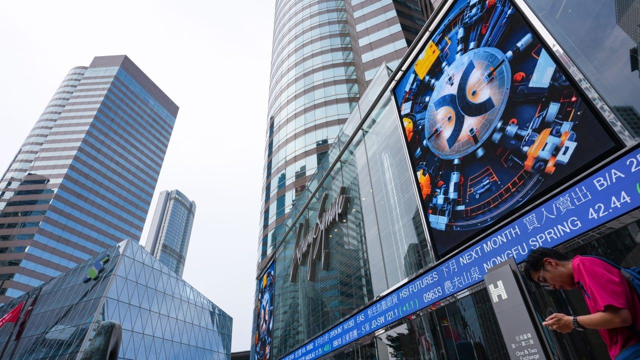 Chinese funds cut Hong Kong stock holdings to 2-year low despite strong southbound flow