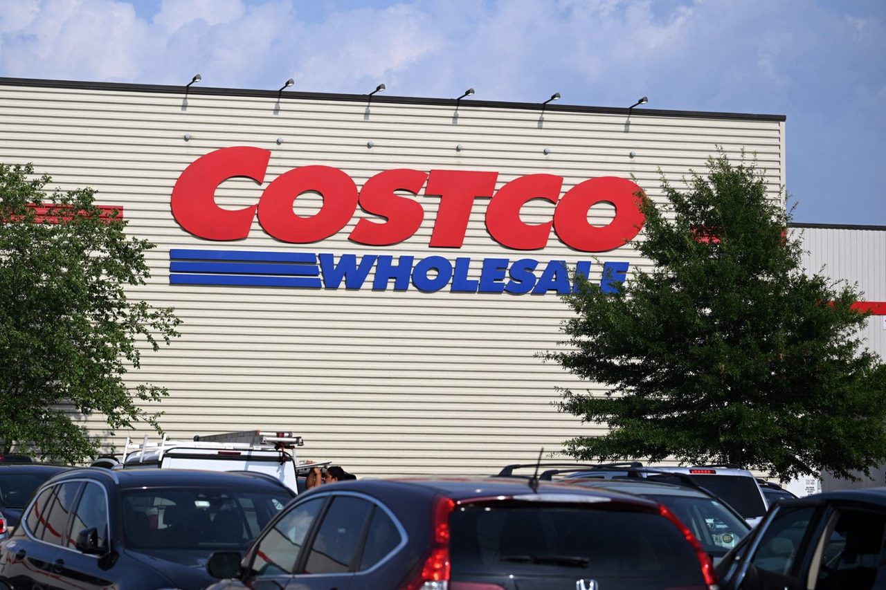 Costco Hikes Dividend Amid Record Sales, But Stock Faces Valuation Pressures