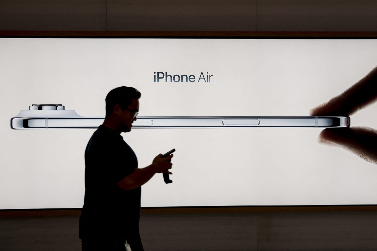 Apple evaluates on-device AI that threatens memory chip demand
