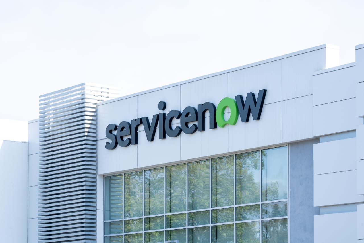 Why ServiceNow’s stock is a rare bright spot while the rest of tech stumbles