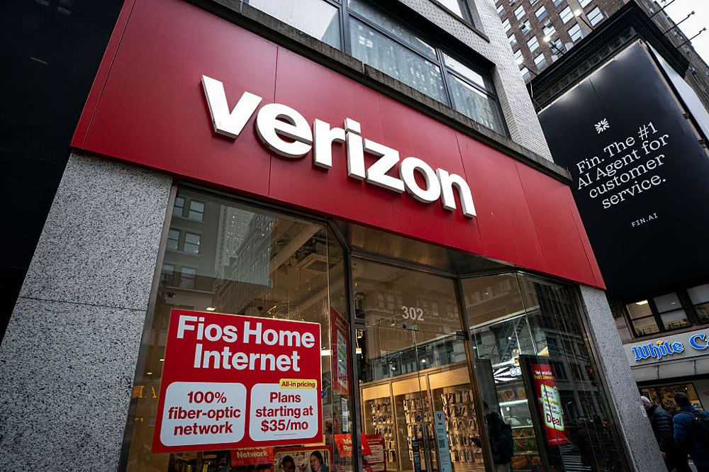 Verizon stock heads for worst day since 2002 as SpaceX U.S. network plans whack telcos